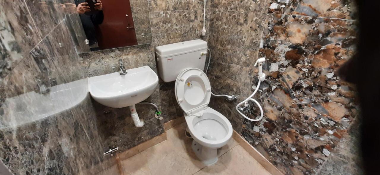 Aggarwal Luxury Room With Private Kitchen Washroom And Balcony Along With Fridge, Ac, Android Tv, Wifi In Main Lajpat Nagar Nueva Delhi Exterior foto